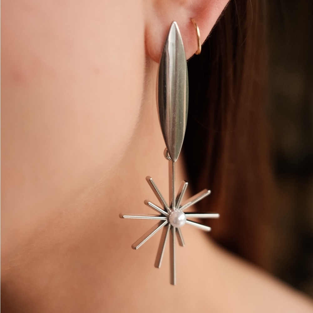 Beautiful star, Stainless steel earrings. Won’t tarnish. Brand new.